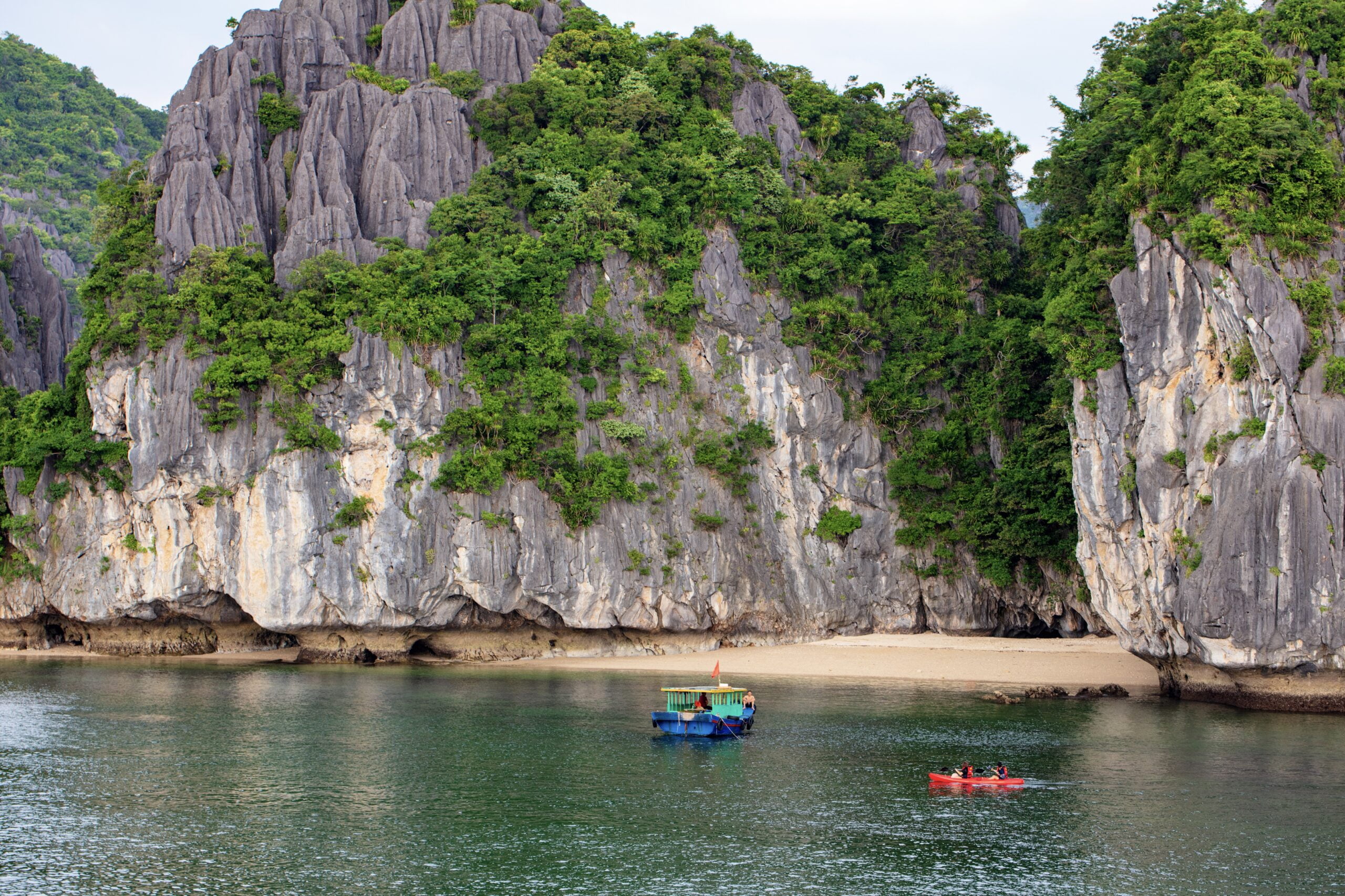 Lily Cruise Tour in Bai Tu Long Bay