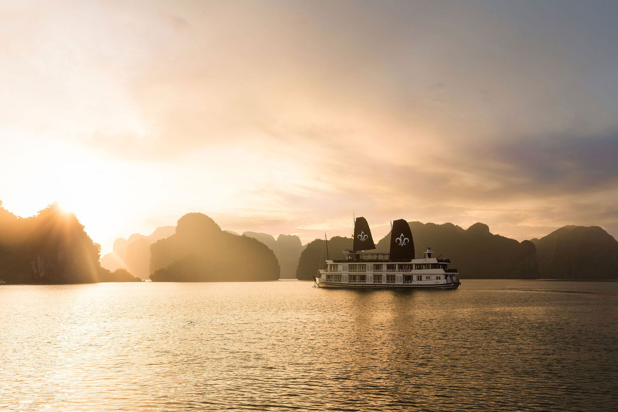 Lily Cruise Tour in Bai Tu Long Bay