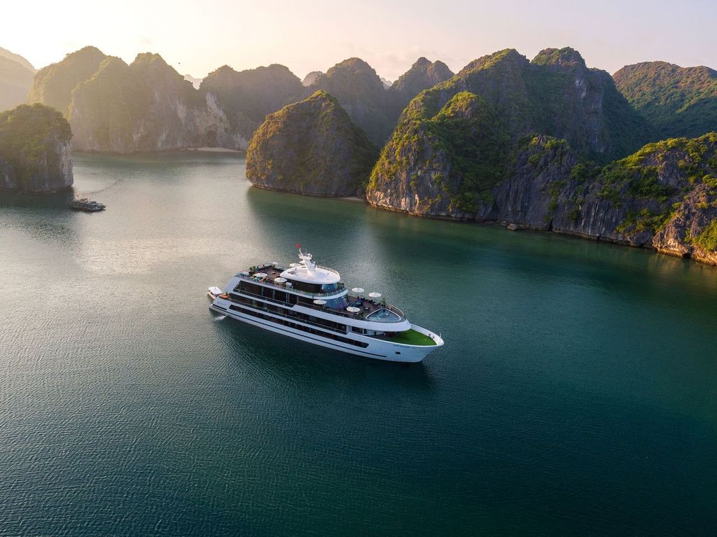 Stellar of the Seas Tour in Ha Long Bay